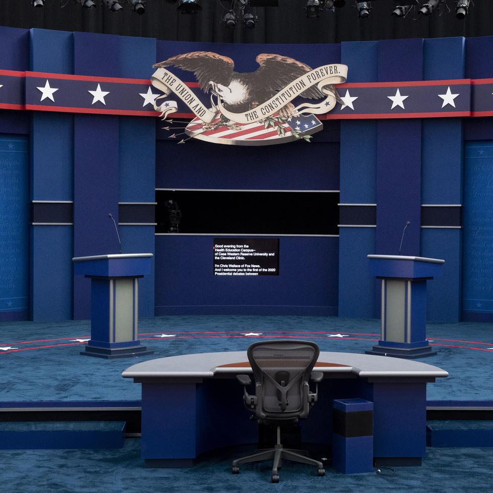 Cleveland (United States), 25/09/2020.- The stage is prepared for the first 2020 presidential election debate, at Samson Pavilion on the main campus of the Cleveland Clinic in Cleveland, Ohio, USA, 28 September 2020. The first presidential debate between US President Donald J. Trump and Democratic presidential candidate Joe Biden takes place 29 September and is co-hosted by Case Western Reserve University and the Cleveland Clinic. (Estados Unidos) EFE/EPA/MICHAEL REYNOLDS