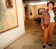 La artista Myrna Báez posa frente a una de sus obras. (GFR Media)