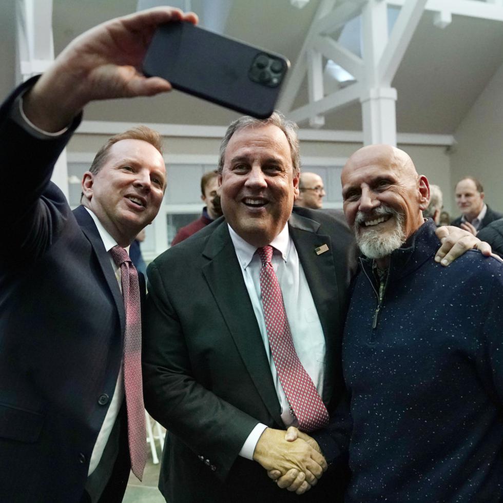 El exgobernador de Nueva Jersey, Chris Christie, al centro, posa para una foto después de una plática en el New England College, el 20 de abril de 2023, en Henniker, Nuevo Hampshire. (AP Foto/Charles Krupa)