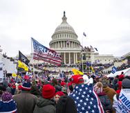 ARCHIVO - Partidarios del entonces presidente estadounidense Donald Trump se congregan junto al Capitolio el 6 de enero del 2021.  (AP Foto/Jose Luis Magana)