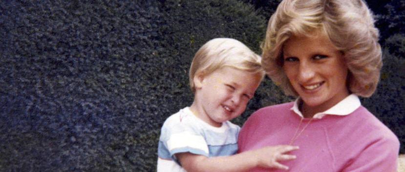 Parte de los recuerdos, incluyen un documental que estrenó recientemente y en el que los príncipes revelaron una serie de fotos de su madre, como ésta, en la que Diana aparece embarazada de Harry, con William en los brazos. (Archivo)
