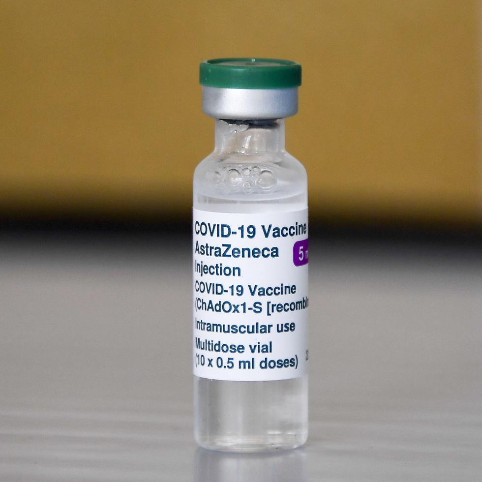 Un frasco de la vacuna AstraZeneca COVID-19 en el templo Guru Nanak Gurdwara Sikh, el día en que se inauguró la primera Clínica de Vacunas Vaisakhi, en Luton, Inglaterra.