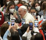 El papa Francisco, con miembros del coro infantil Antoniano, tras una audiencia en el Vaticano, el 19 de marzo de 2022.