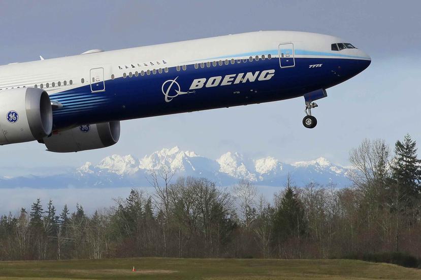 Un avión Boeing 777X despega en su primer vuelo. (AP)