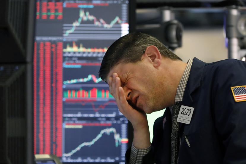 El índice S&P 500 bajaba 1.4% en las primeras operaciones, rumbo a su peor caída desde finales de septiembre. El promedio industrial Dow Jones caía más de 800 puntos y el compuesto Nasdaq también bajaba.