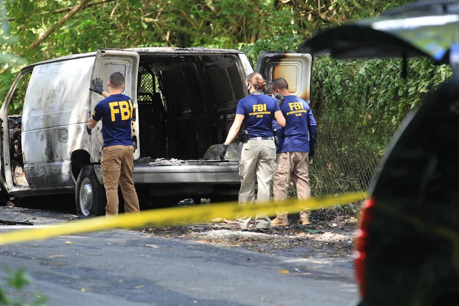 La víctima, quien no ha sido identificada, presentaba varios impactos de bala en distintas partes del cuerpo.