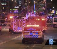 En esta imagen de un video provisto por WISN 12 News, la policía acude a la escena de un tiroteo en Milwaukee.