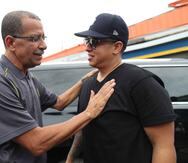 Daddy Yankee junto al alcalde de Toa Baja, Bernardo "Betito" Márquez.