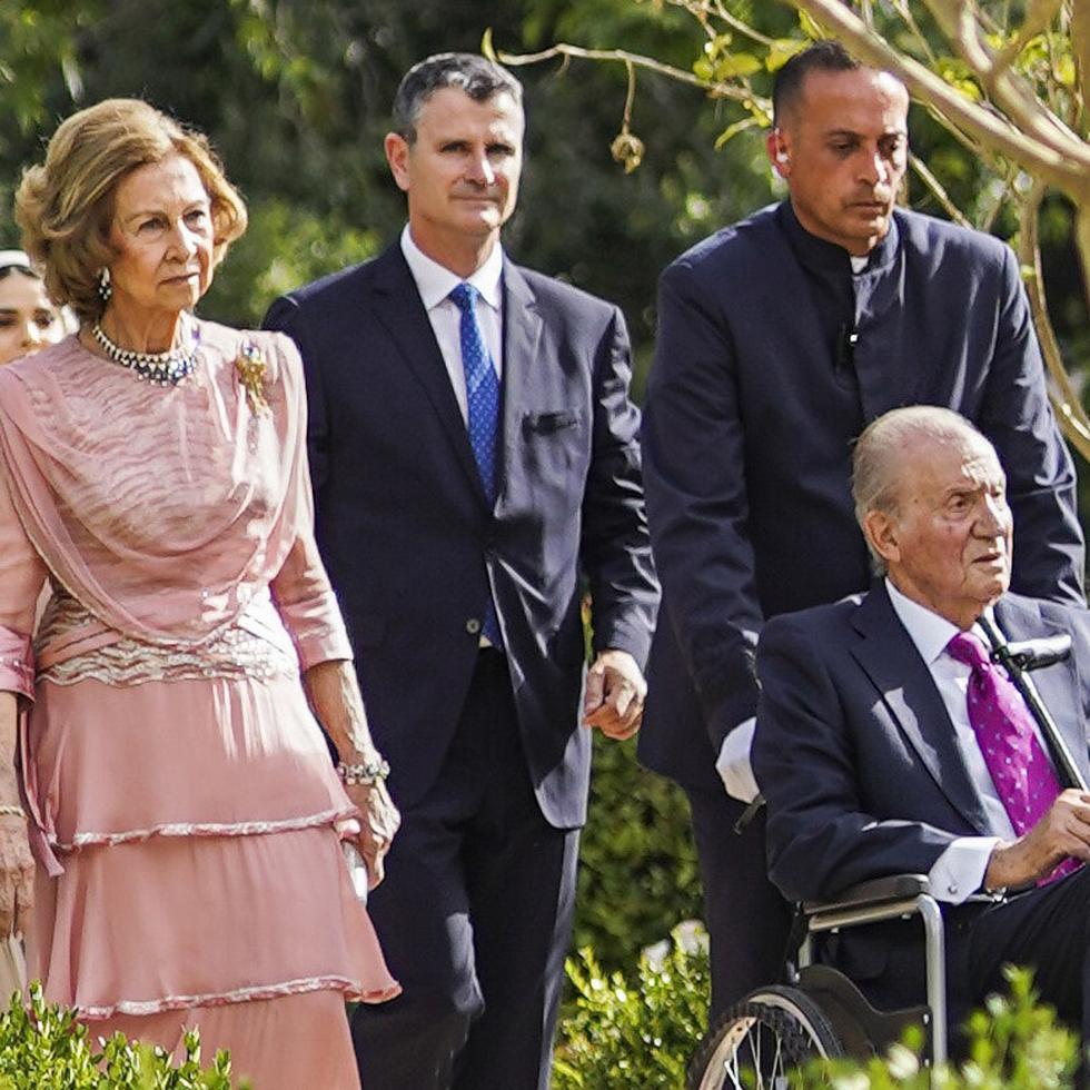 La reina Sofía de España llega junto a su esposo, el rey emérito Juan Carlos I, quien por problemas de salud tuvo que ser transportado en silla de ruedas.
