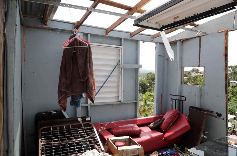 Don José Carrasquillo mostró los daños que dejó el huracán en su residencia, en la comunidad Villa Hugo en Canóvanas.