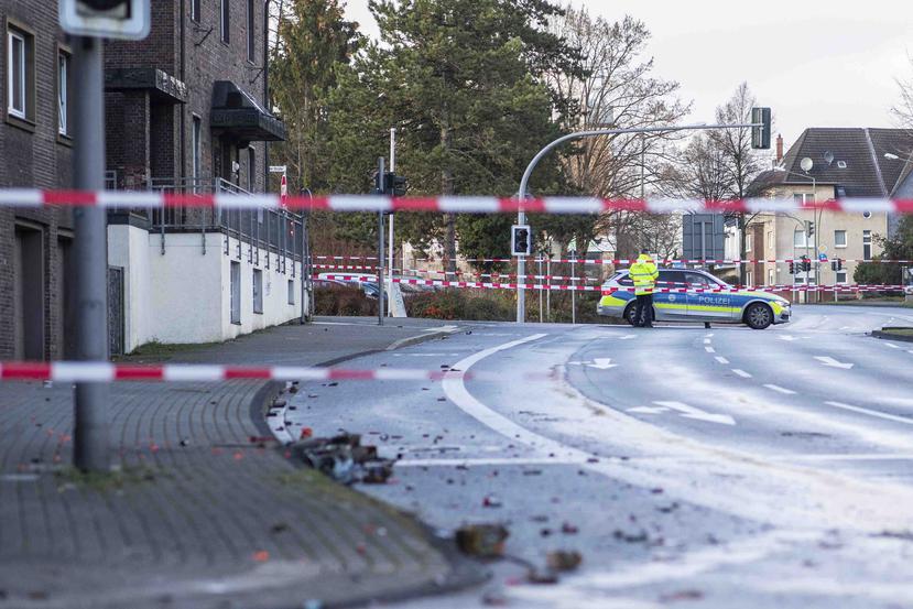 La policía bloqueó una calle en Bottrop, Alemania, el martes, 1 de enero del 2019. (Marcel Kusch/dpa vía AP)