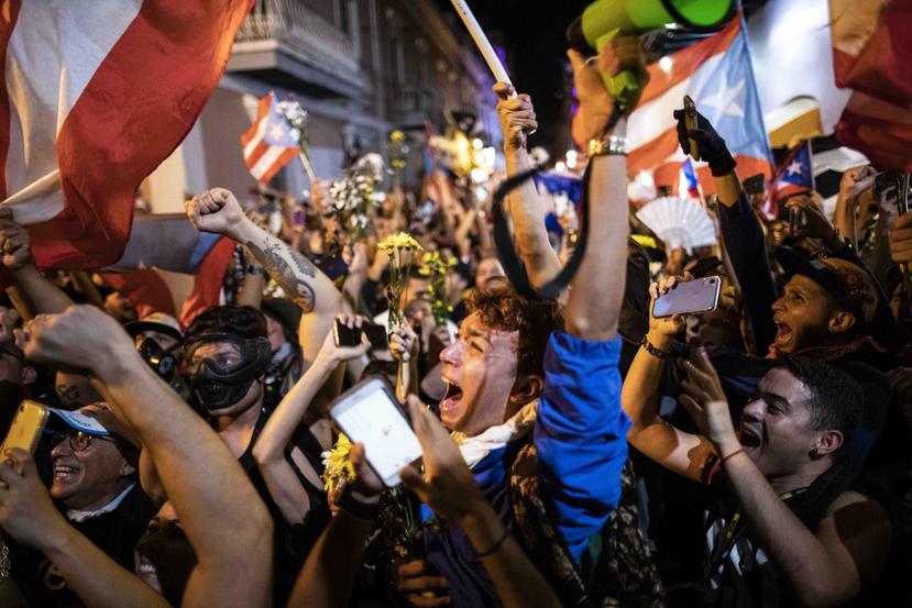 Manifestantes frente a La Fortaleza la noche de la renuncia de Ricardo Rosselló. (GFR Media)