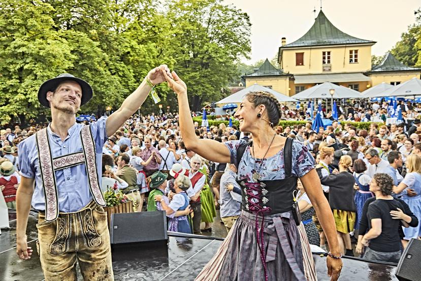 Los bávaros siempre están celebrando eventos, incluyendo el Kocherlball o “baile de cocineros”, el evento de baile al aire libre más grande de Múnich.