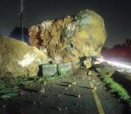 La roca obstruyó la carretera PR-6 en ambas direcciones.