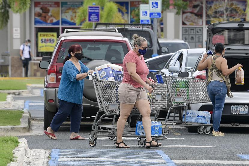 Varios ciudadanos hacen compras durante la cuarentena en un supermercado de Canóvanas.