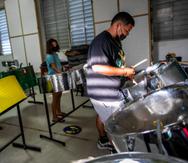 Grupo de jóvenes que componen la banda de "steel drums' de Música pa' Culebra.