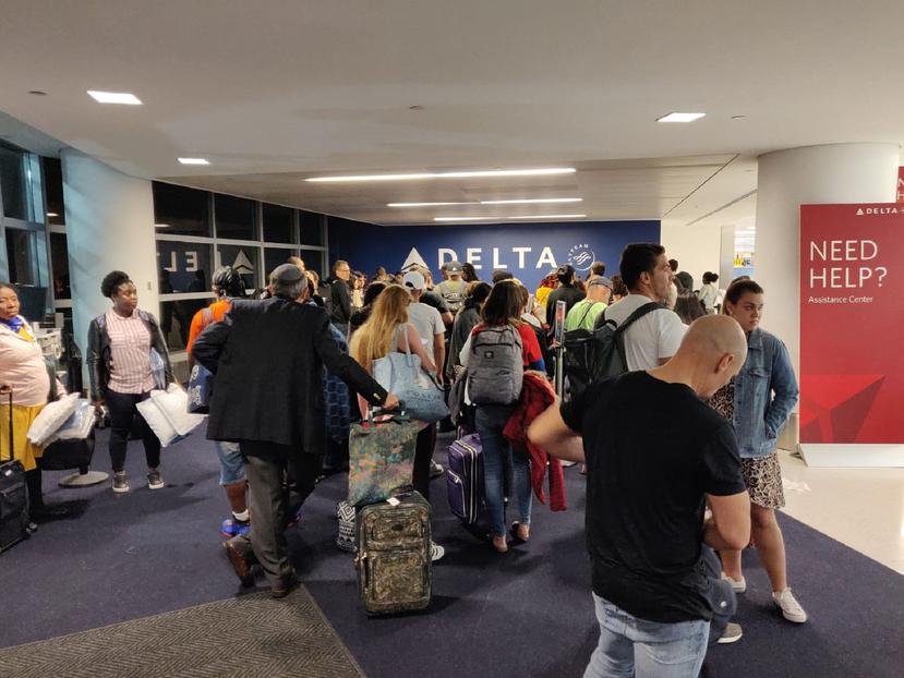Los pasajeros del vuelo DL0451 de Delta Air Lines aguardan para recibir una explicación por parte de la aerolínea. (Suministrada)