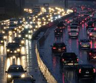 En la imagen se observa el tráfico de la hora pico de la mañana en la autopista Hollywood rumbo al centro de Los Ángeles. (AP)