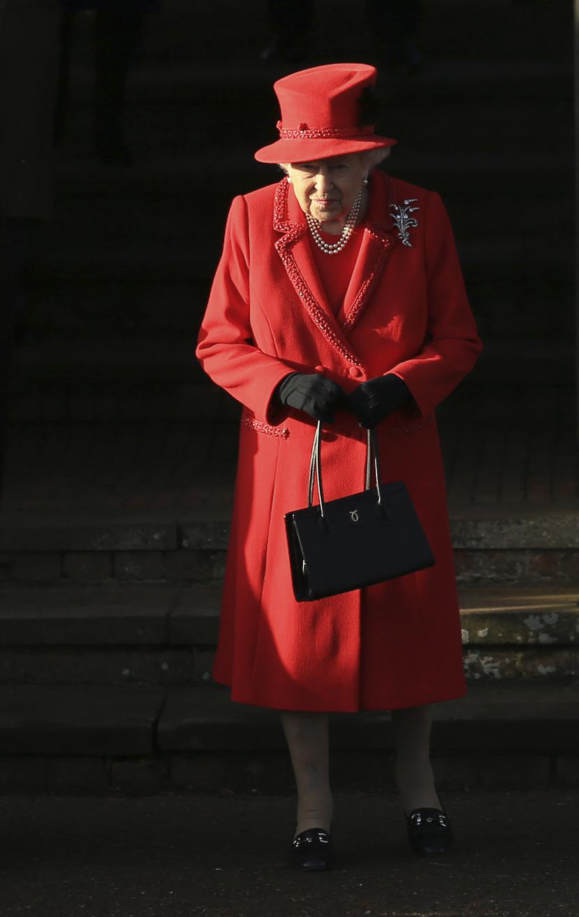La reina se reunió con parte de su familia luego de asistir a un servicio religioso en la mañana. (Foto: AP)