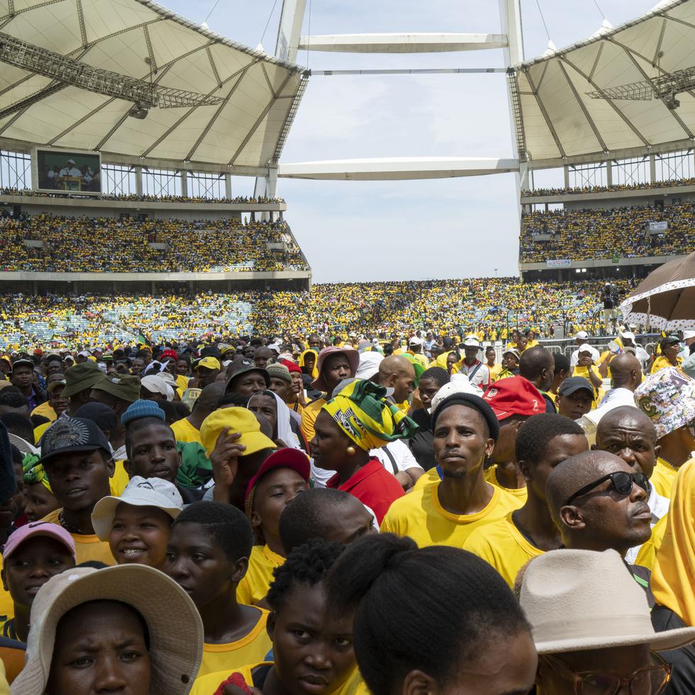 Partidarios del Congreso Nacional Africano escuchan el discurso del presidente sudafricano Cyril Ramaphosa en el Estadio Mose Mabhida en Durban, Sudáfrica, el 24 de febrero de 2024.