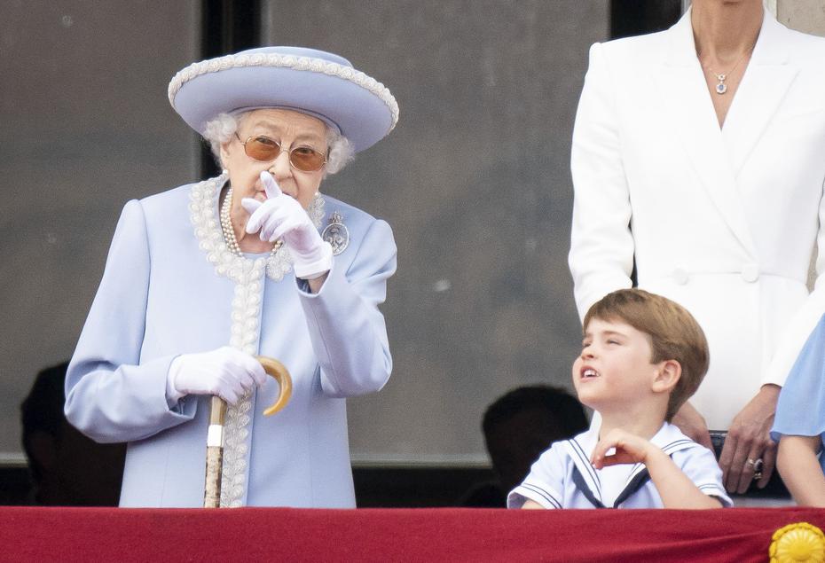 Louis constantly seemed to draw the attention of Queen Elizabeth II to talk to her, because according to the newspaper El Universal de México, recent statements by Kate and William revealed that children are in constant communication with their great-grandmother through mobile screens, especially from that the pandemic broke out.