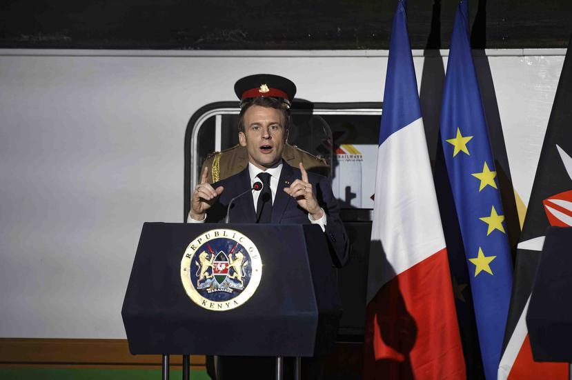 El presidente de Francia, Emmanuel Macron, de pie frente a un militar keniano, habla con los medios de comunicación durante una visita a Kenia el miércoles 13 de marzo de 2019, en Nairobi. (AP/Ben Curtis)