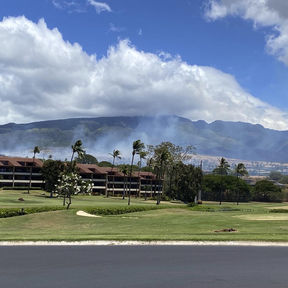 Humo de un incendio se eleva a las colinas sobre el área turística de Lahaina, Hawai, el sábado 26 de agosto de 2023.