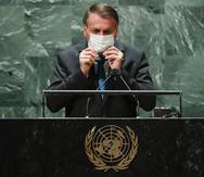 El presidente de Brasil, Jair Bolsonaro, se coloca nuevamente su mascarilla después de hablar durante la 76ta sesión de la Asamblea General de Naciones Unidas en Nueva York.