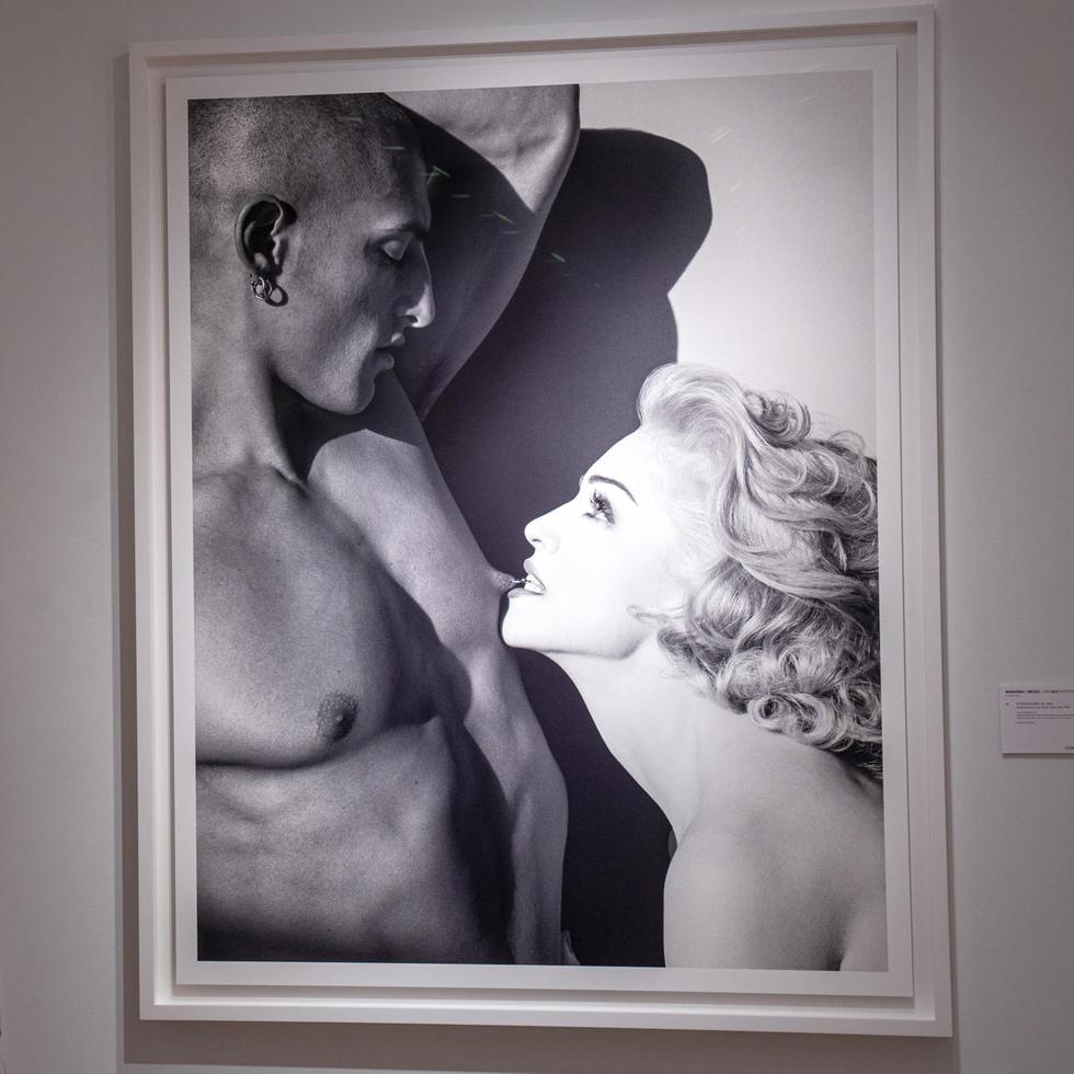 Una pareja observa una foto de Madonna y Tony Ward tomada en 1992 por el fotógrafo Steven Meisel durante su asistencia a la exposición "Madonna x Meisel - The SEX Photographs" en la casa de subastas Christie's en Nueva York. EFE/Ángel Colmenares