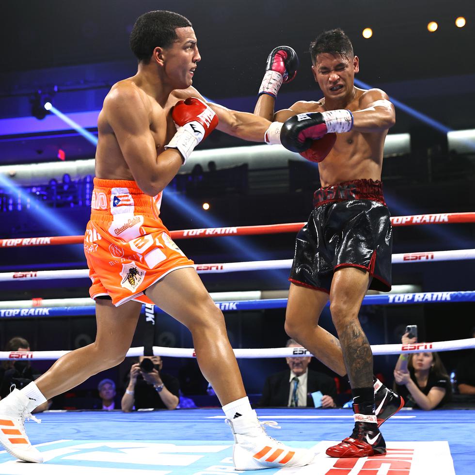 En esta foto de archivo, Omar Rosario (izquierda) y JJ Mariano (derecha) intercambian golpes durante su pelea en Virgin Hotels Las Vegas en 2021.