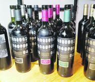 Las botellas de los vinos Alpasión se distinguen por sus etiquetas que  exhiben las huellas dactilares de los socios de la bodega.