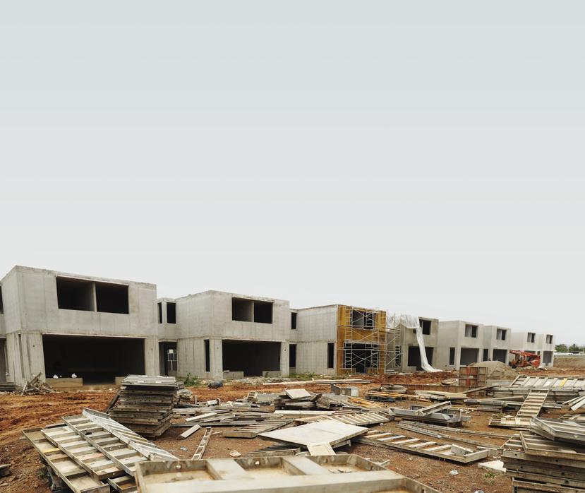Construcción del complejo de viviendas Riviera Village, en Guaynabo, cuyo costo de venta inicial comienza en $400,000. El proyecto, desarrollado por VRM, está 100% vendido y cuenta con una lista de espera de sobre 150 personas.