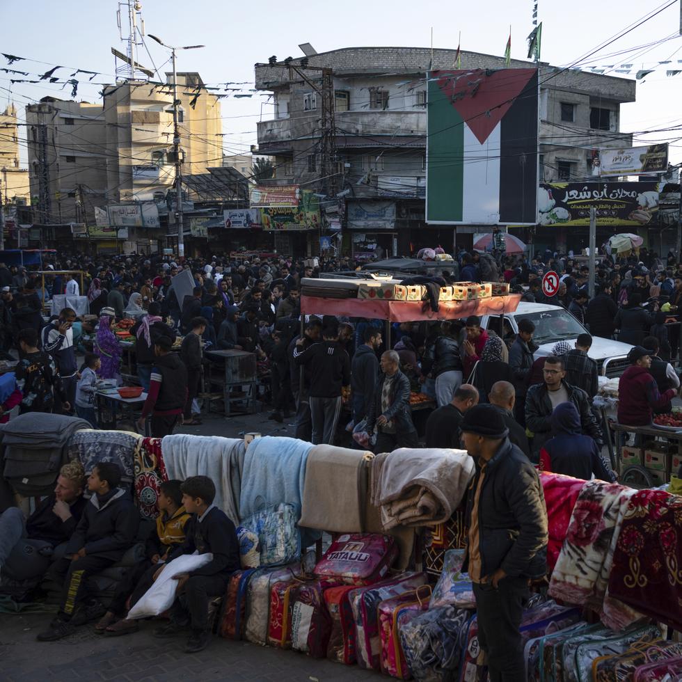 Se estima que los 1,5 millones de personas que se refugian allí — más de la mitad de la población de Gaza — no tienen a dónde huir ante una ofensiva que ha arrasado grandes zonas del paisaje urbano en el resto del territorio.