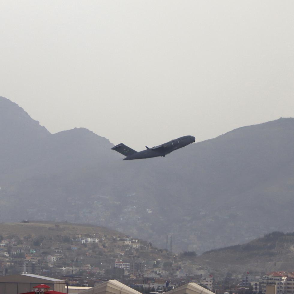 Un avión militar estadounidense despega del Aeropuerto Internacional Hamid Karzai, en Kabul, Afganistán este lunes.