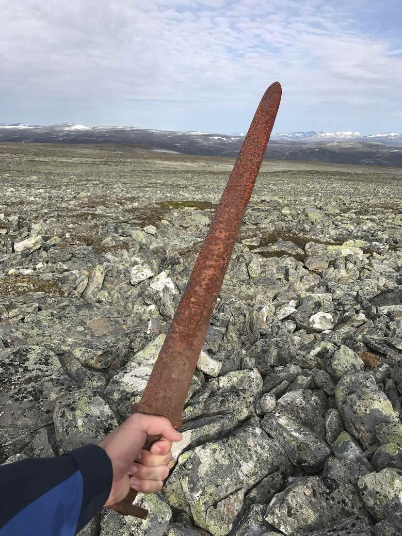 La espada vikinga hallada por Einar Ambakk mientras estaba de cacería con otra persona en Lesja, sur de Noruega. (AP)