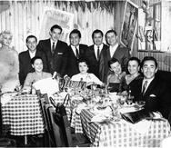 Juan Neri junto a Tito Puente y un grupo de personas.