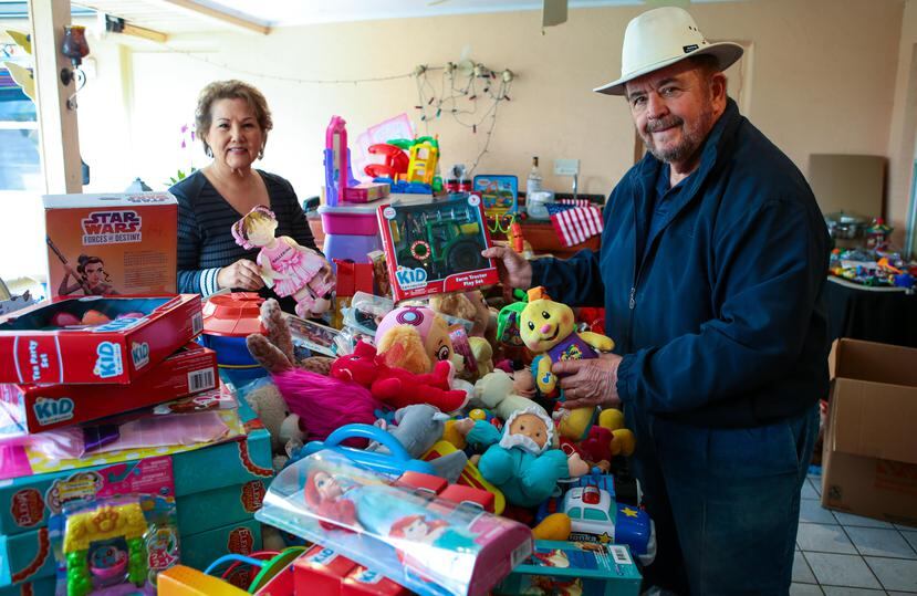 Harry Pecunia y su esposa Zaida, junto a los juguetes que han recibido.