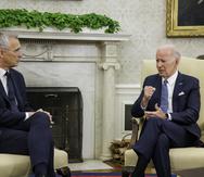 El presidente de Estados Unidos, Joe Biden (d), fue registraddo este martes, 13 de junio, al reunirse con el secretario general de la OTAN, Jens Stoltenberg (i), en la Oficina Oval de la Casa Blanca, en Washington DC (EE.UU.). EFE/Samuel Corum/Pool
