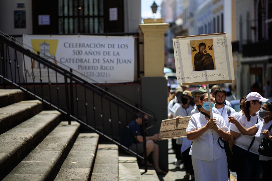 Supporters of Monsignor Daniel Fernandez Torres protest in front of the old San Juan Cathedral.