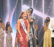 Momento en el que la saliente reina, Zozibini Tunzi, corona a la mexicana Andrea Meza como la nueva Miss Universe 2020.