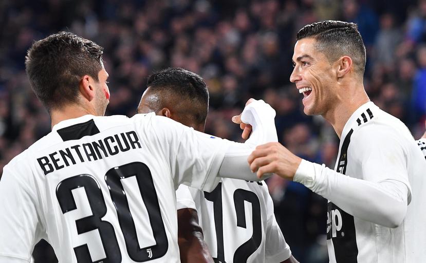 El astro de Juventus Cristiano Ronaldo (derehca) celebra tras anotar un gol en un partido de la Serie A contra SPAL. (AP)