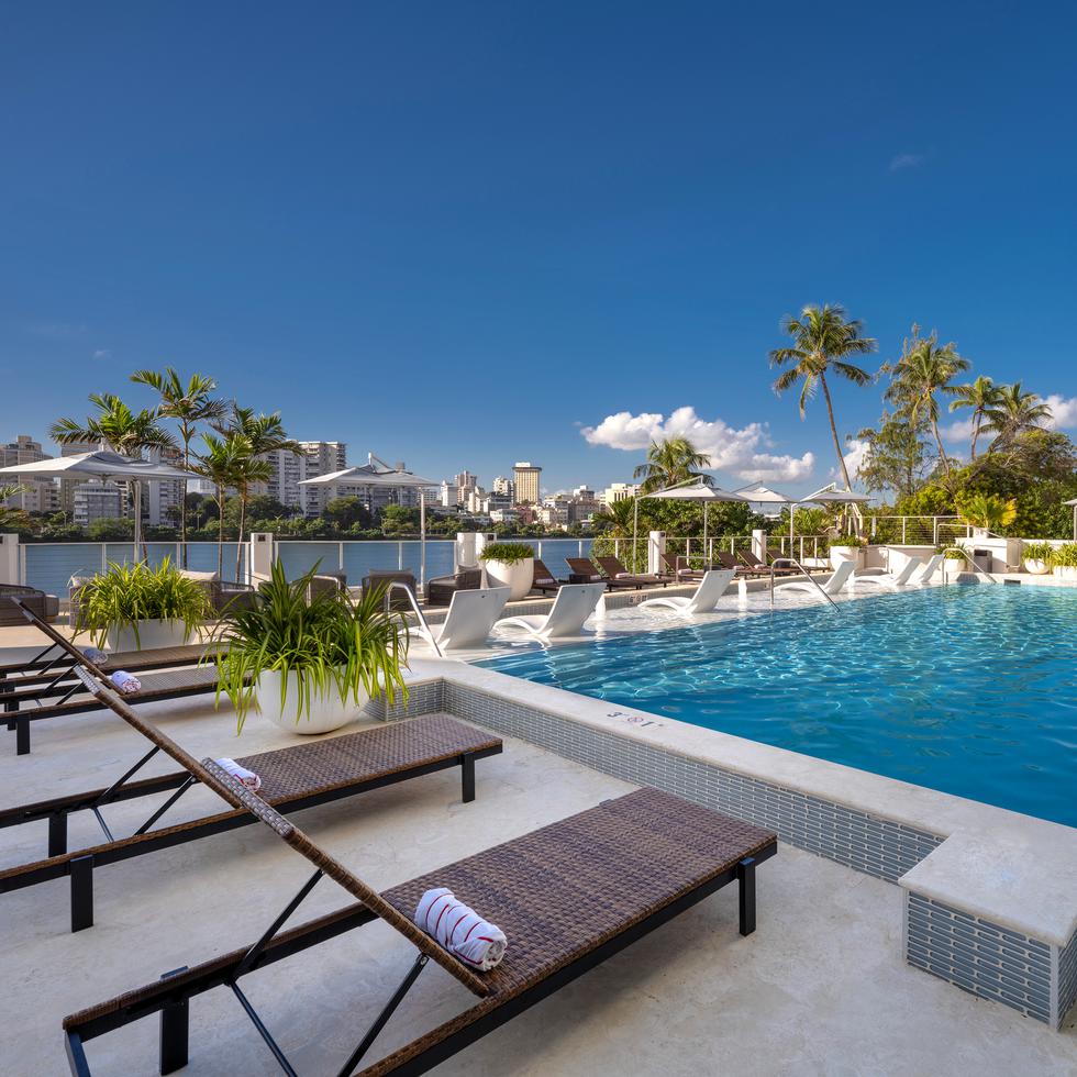 El recién remodelado Hilton Garden Inn San Juan Condado cuenta con 240 habitaciones, 27 pies cuadrados de espacios para reuniones y actividades, y una magnífica vista de la Laguna del Condado.