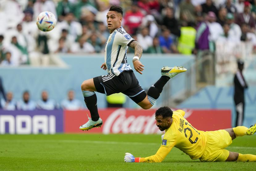 Lautaro Martinez, de Argentina, anota un gol contra Arabia Saudí que luego fue anulado por posesión adelantada tras una revisión realizada por el VAR.