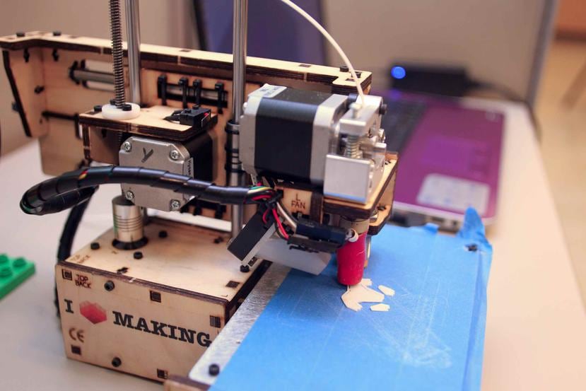 Alex O. Martínez, presidente del grupo Makerspace PR, onstruyó en su casa su propia impresora en tres dimensiones con la cual hace figuras y juguetes para sus dos hijos.