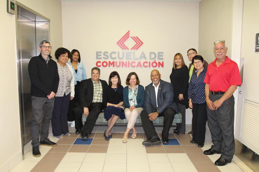 Personal docente y administrativo de la Escuela de Comunicación de la UPR junto a miembros de la agencia acreditadora en febrero pasado. (Suministrada)