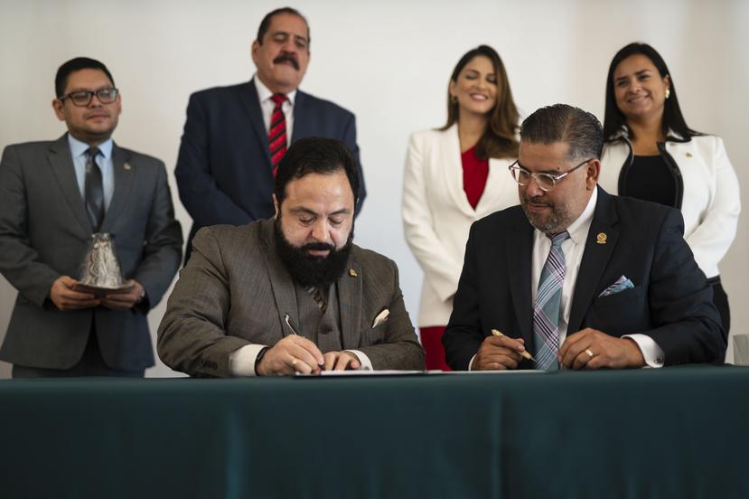 El presidente camerales de Honduras, Luis Rolando Redondo (izquierda), y el presidente de la Cámara baja de Puerto Rico, Rafael “Tatito” Hernández, durante la firma de los acuerdos colaborativos.