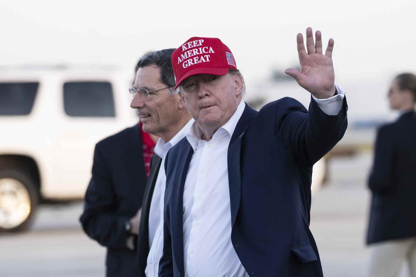 Trump descendió del avión presidencial vistiendo la gorra en la que dice "Hacer a Estados Unidos grande de nuevo". (AP)