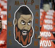 Una aficionada sostiene un cartel con la imagen de James Harden, entonces integrante de los Rockets de Houston, antes de un partido ante los Warriors de Golden State en 2018.