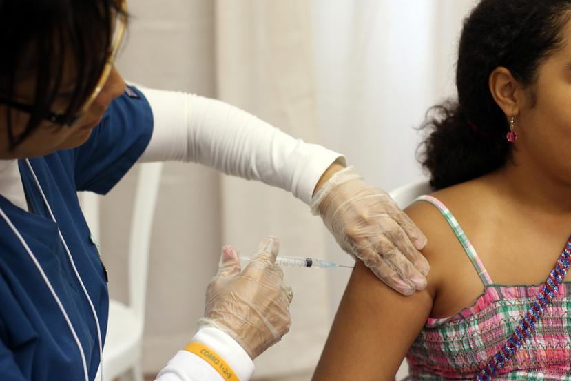 La vacuna contra el VPH aplicada solo en mujeres redujo de forma sustancial las infecciones por el virus, el diagnóstico de verrugas anogenitales y la detección de lesiones precancerosas en el cuello del útero. (Archivo)