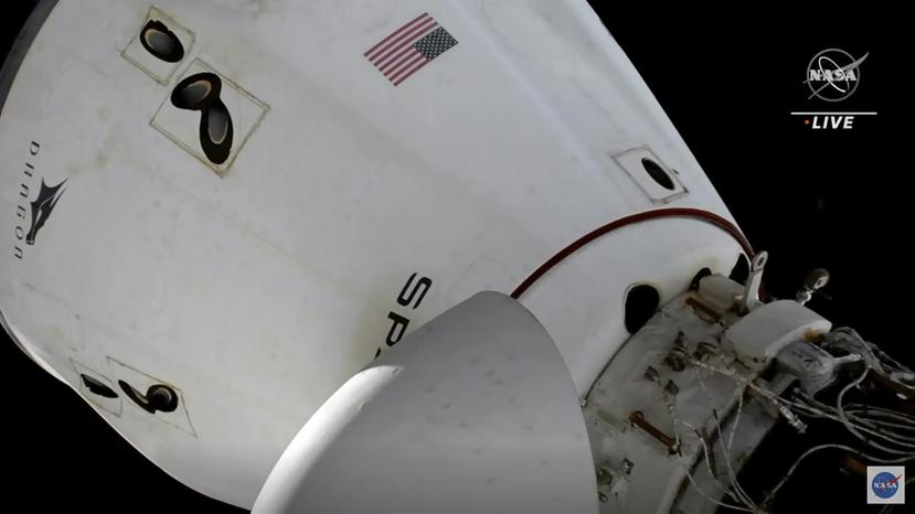 Esta fotografía muestra a los astronautas de la cápsula "Dragon" de SpaceX preparándose para desacoplarse de la Estación Espacial Internacional.